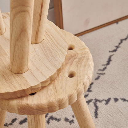 Altmodische kleine Bank aus massivem Holz